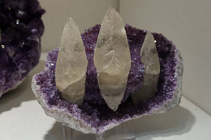 Amethyst geode with calcite crystals from Uruguay